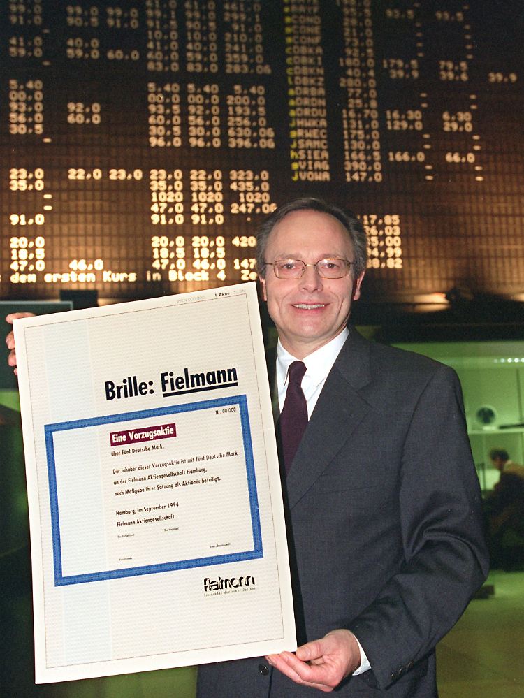 Günther Fielmann posiert 1994 am ersten Tag der amtlichen Notierung seiner Aktie in der Hamburger Börse.