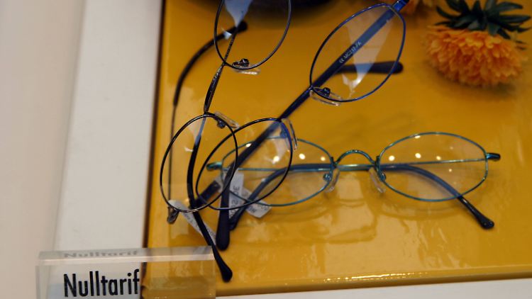 Kassenbrille salonfähig gemacht: Brillen zum Nulltarif gibt es bei Fielmann immer noch, aber längst auch hochpreisige Markengestelle.