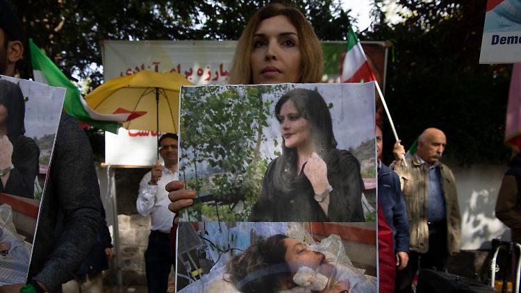 Menschen in Teheran protestierten nach dem Tod der 22-jährigen Mahsa Amini gegen die Unterdrückung von Frauen.