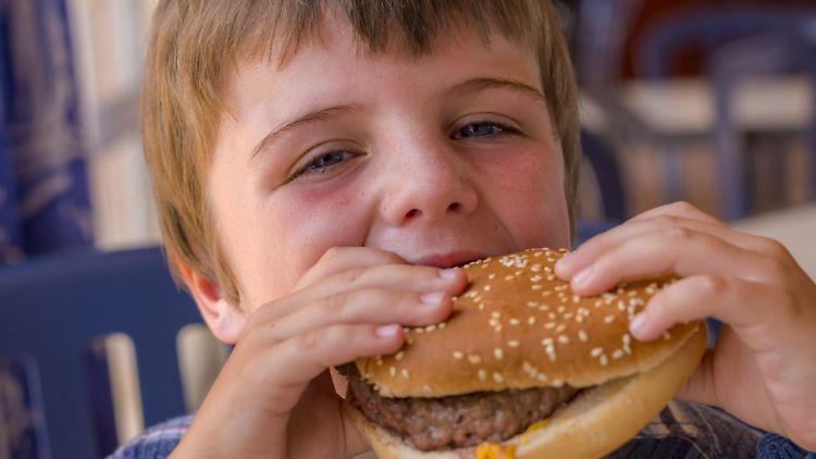 Nach dem Willen der Ärzte sollen Hersteller ungesunder Ernährung ihre Werbung nicht mehr an Kinder richten können.