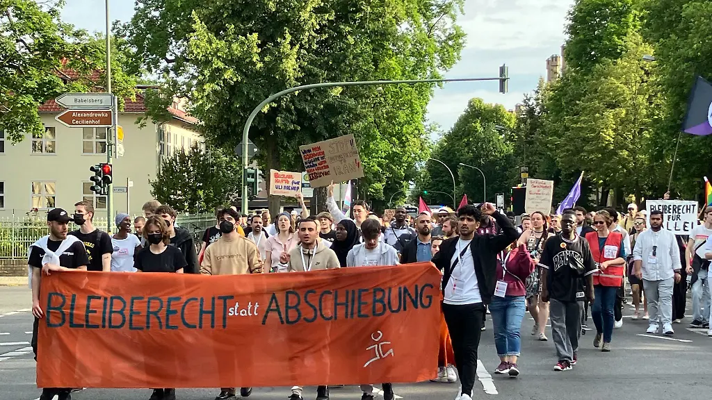 Protestdemonstration-vor-dem-IMK-Tagungshotel-Protest-waehrend-der-Konferenz-der-Innenminister-in-Potsdam