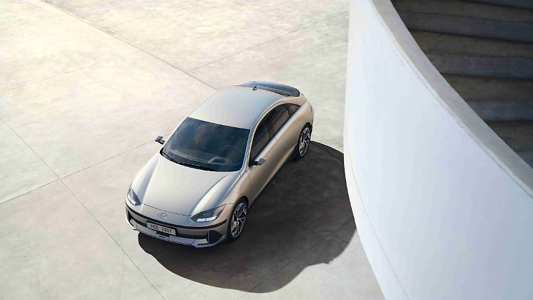 Der Ioniq 6 ist eine knapp 4,90 Meter lange Oberklasse-Limousine.