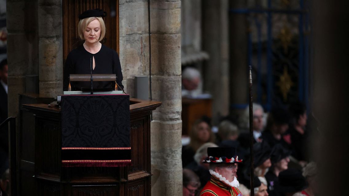 Liz Truss liest aus dem Johannesevangelium.