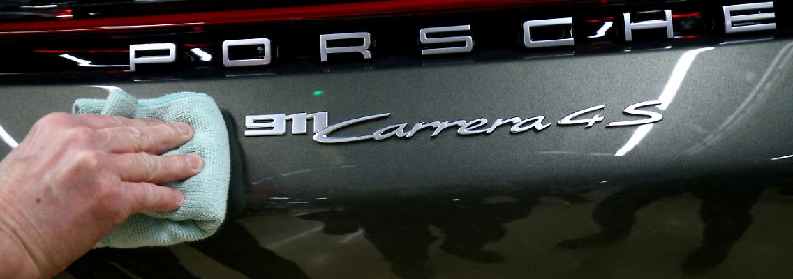 2022-09-15T111134Z_1208108646_RC2MHW9CUFV8_RTRMADP_3_VOLKSWAGEN-PORSCHE-IPO.JPG