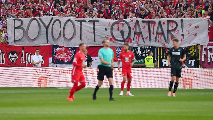 Protestbanner wie dieses sind in Deutschlands Fußballstadien allwöchentlich zu sehen.