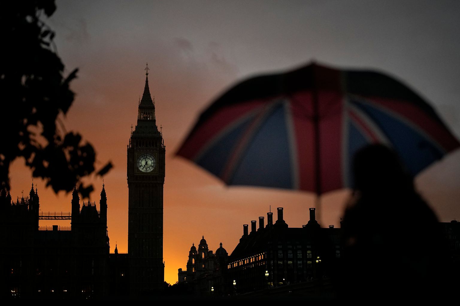 Als sich am Sonntagabend der Himmel über Big Ben verdunkelte, war klar, ...