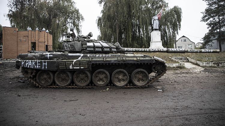 Zurückgelassener russischer Panzer in der Stadt Isjum.