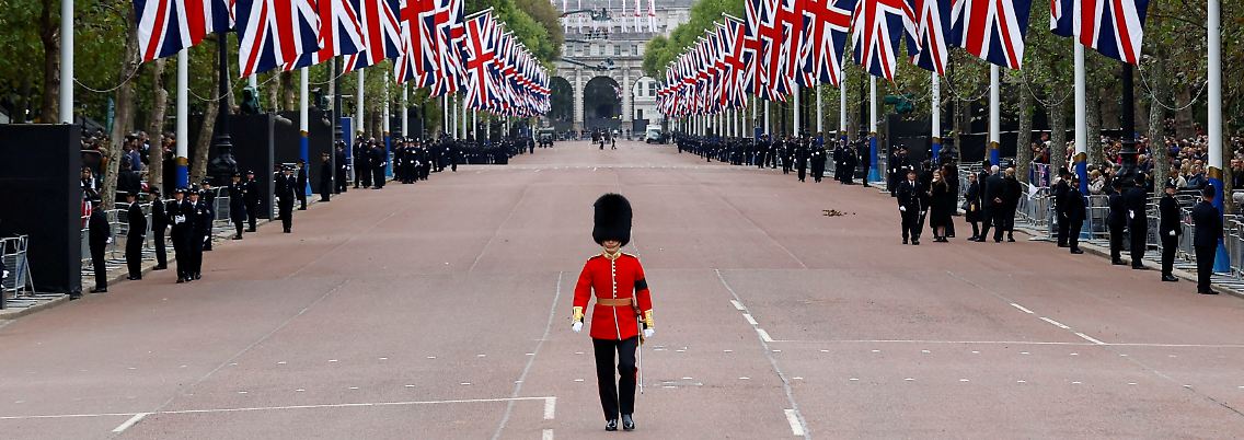 Trauerzug durch London: Blick auf den Prachtboulevard "The Mall" Richtung Buckingham-Palast.