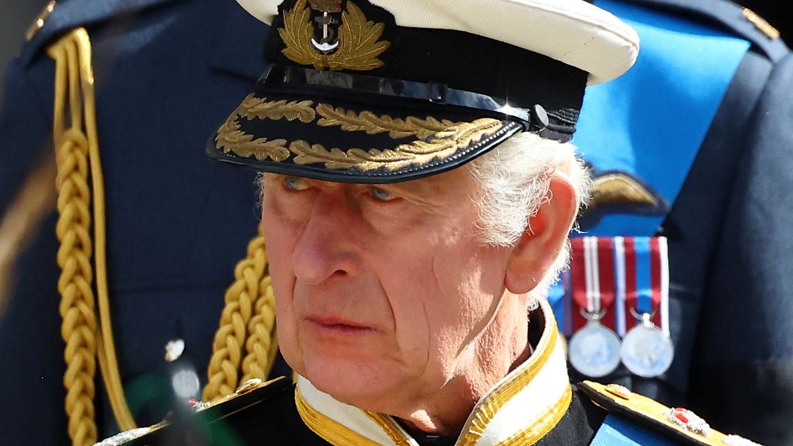 König Charles III. steht die trauer ins Gesicht geschrieben.