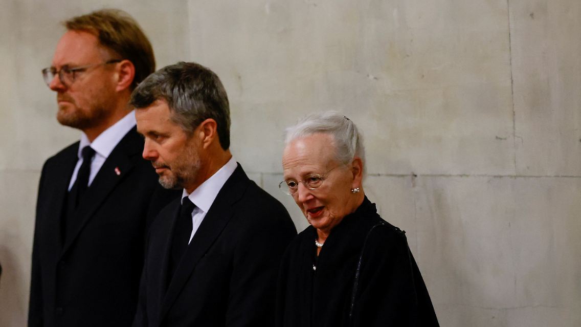 Königin Margrethe II. und ihr Sohn Frederik (M.) erweisen Queen Elizabeth II. die letzte Ehre.