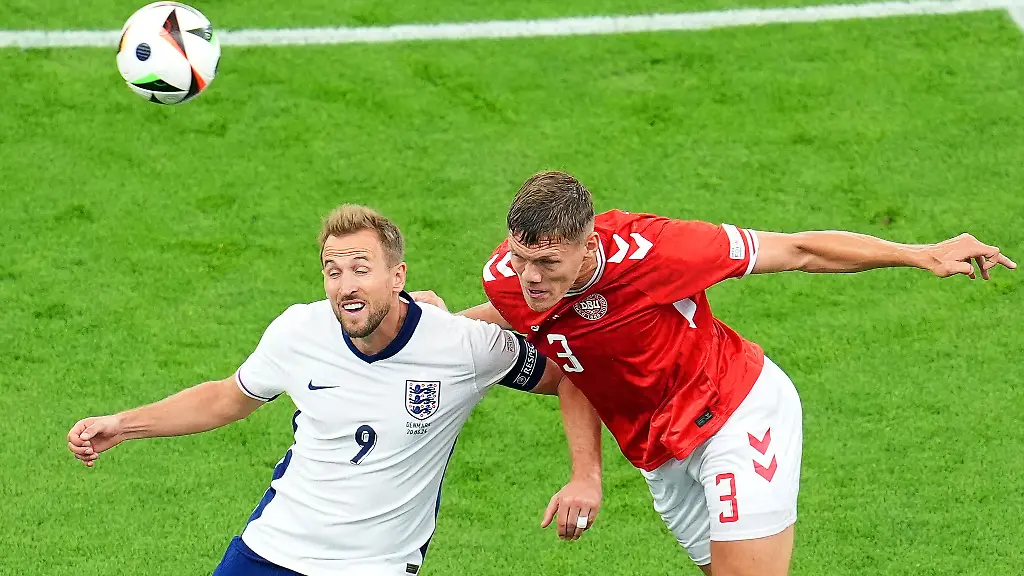 Englands-Harry-Kane-l-in-Aktion-gegen-Daenemarks-Jannik-Vestergaard