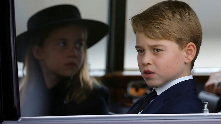 George und Charlotte kamen im Auto zur Trauerfeier.
