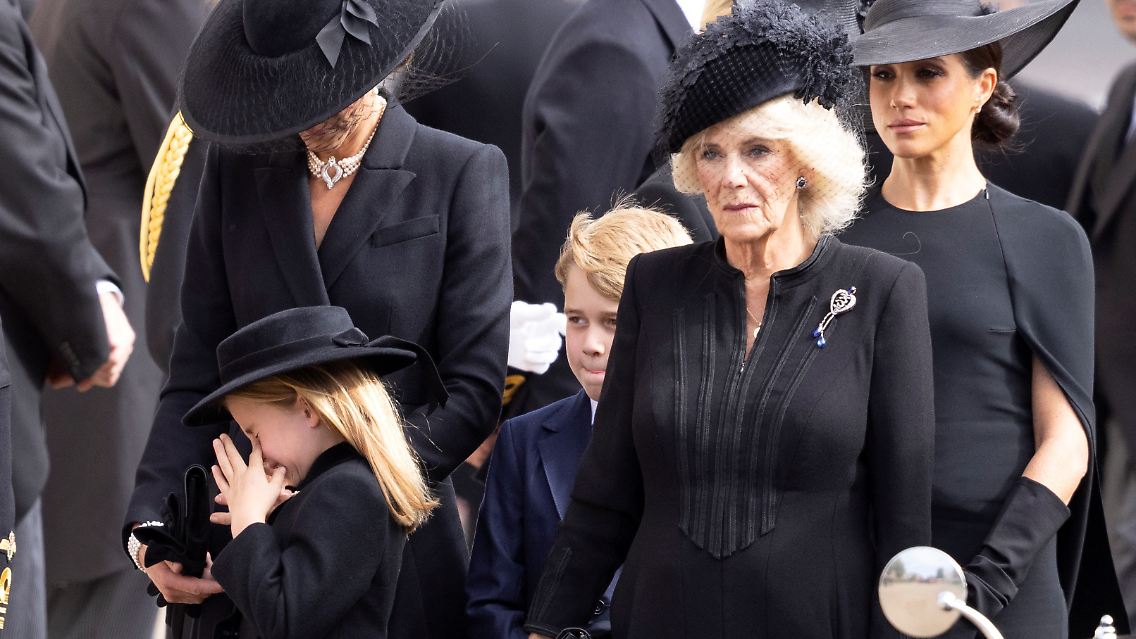 2022-09-19T152657Z_1827138245_RC2RJW9C5MSU_RTRMADP_3_BRITAIN-ROYALS-QUEEN.JPG