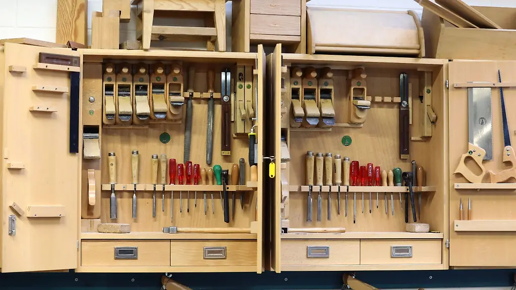 Ein-Werkzeugschrank-in-der-Ausbildungswerkstatt-der-Tischler-im-Handwerkerbildungszentrum-der-Handwerkskammer-Ostmecklenburg-Vorpommern