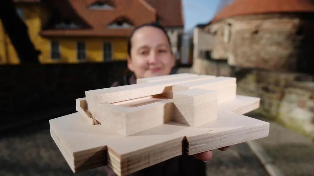 Eine-Mitarbeiterin-der-Kunsthochschule-Burg-Giebichenstein-zeigt-das-Modell-eines-geplanten-Neubaus-der-Bildungseinrichtung