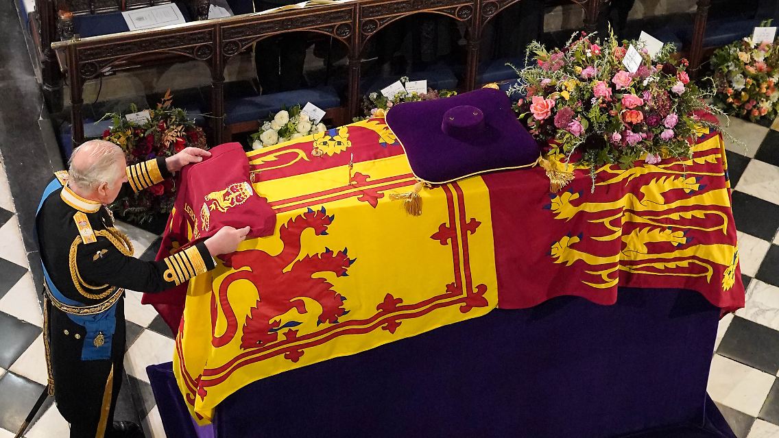 König Charles III. legte die Fahne der Queen's Company of the Grenadier Guards auf den Sarg.