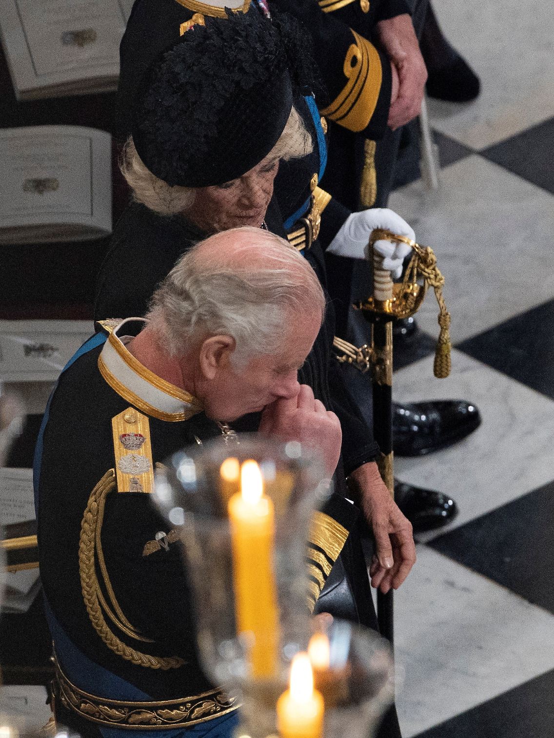 Der Abschied von seiner Mutter zu den Klängen der Nationalhymne rührte den König zu Tränen.