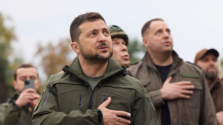 Präsident Selenskyj besuchte am Mittwoch die befreite Stadt Isjum in der Region Charkiw. Nun kündigt er an, auch Mariupol und Melitopol zurückerobern zu wollen.