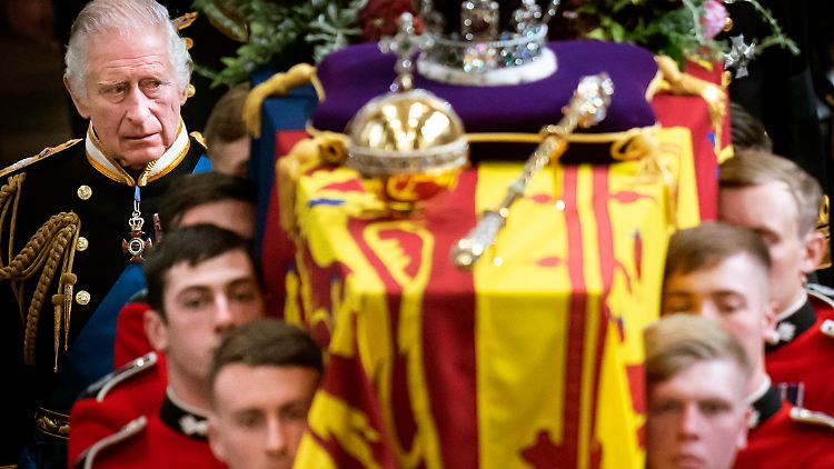 König Charles III. wirkte ergriffen, als er mit seiner engsten Familie den Sarg seiner Mutter durch London geleitete.