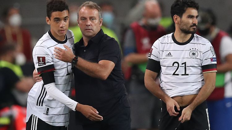 Flick umarmt Jamal Musiala vor dessen Einwechslung im WM-Qualifikationsspiel gegen Armenien am 5. September 2021.