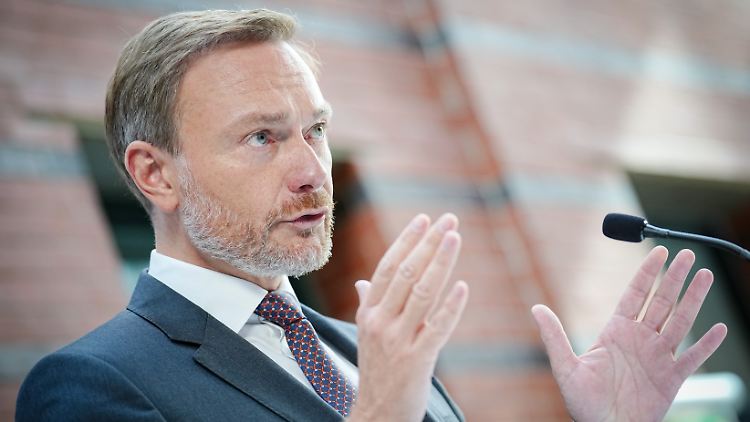 Lindner glaubt, dass öffentlich-rechtliche Sender viel Geld einsparen könnten.