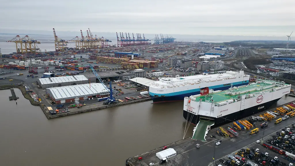 Auf-dem-Bild-ist-das-Autoterminal-in-Bremerhaven-zu-sehen-im-Hintergrund-stehen-Kraene-des-Containerterminals