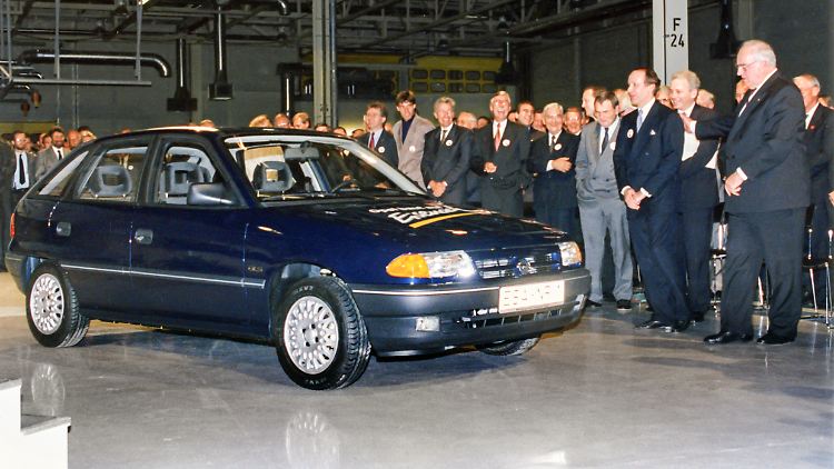 Im Sommer 1992 rollte im Beisein von Helmut Kohl (r.) der erste Astra in Eisenach vom Band.