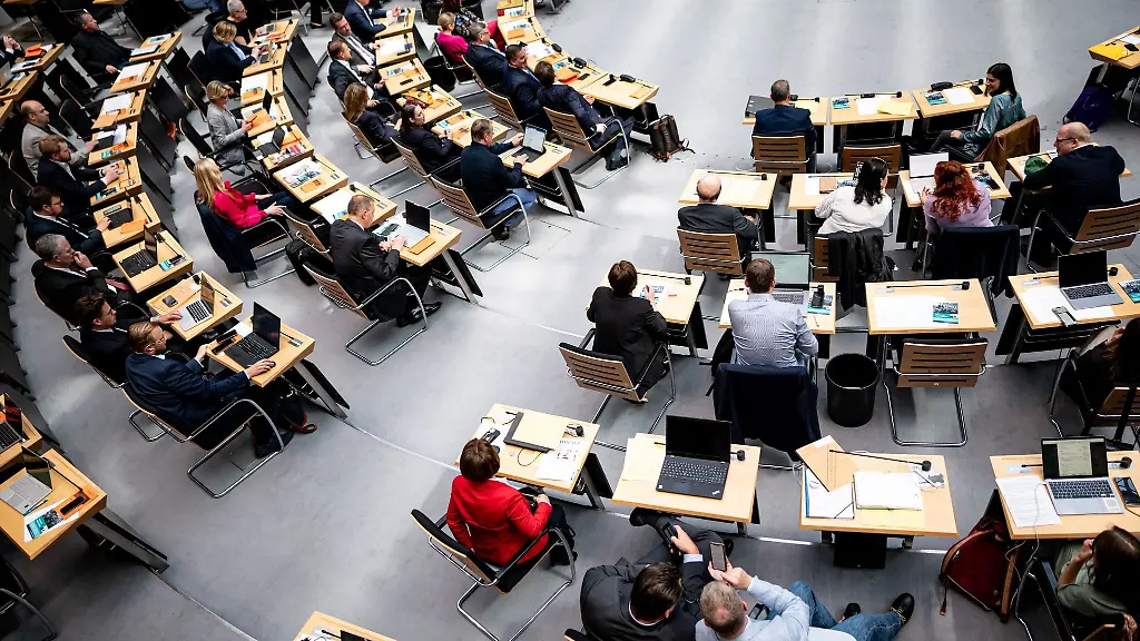 Abgeordnete-nehmen-an-der-aktuellen-Stunde-der-Plenarsitzung-im-Berliner-Abgeordnetenhaus-teil