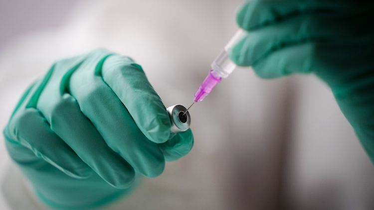 Laut STIKO können auch die bestehenden Impfstoffe weiter genutzt werden, die nach wie vor sehr gut vor schweren Verläufen, Krankenhausaufenthalten und Tod schützten.