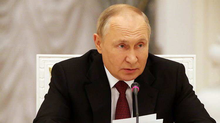 "Die Organisationen der Rüstungsindustrie müssen in kürzester Zeit die Lieferung der nötigen Waffen, Technik und Bekämpfungsmittel an die Streitkräfte gewährleisten", forderte Putin.