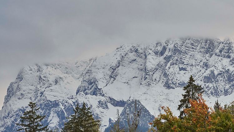 Seit Samstag herrscht Funkstille am Hochkalter: Die Bergretter hoffen, dass sich der junge Mann eine Schneehöhle graben konnte. 