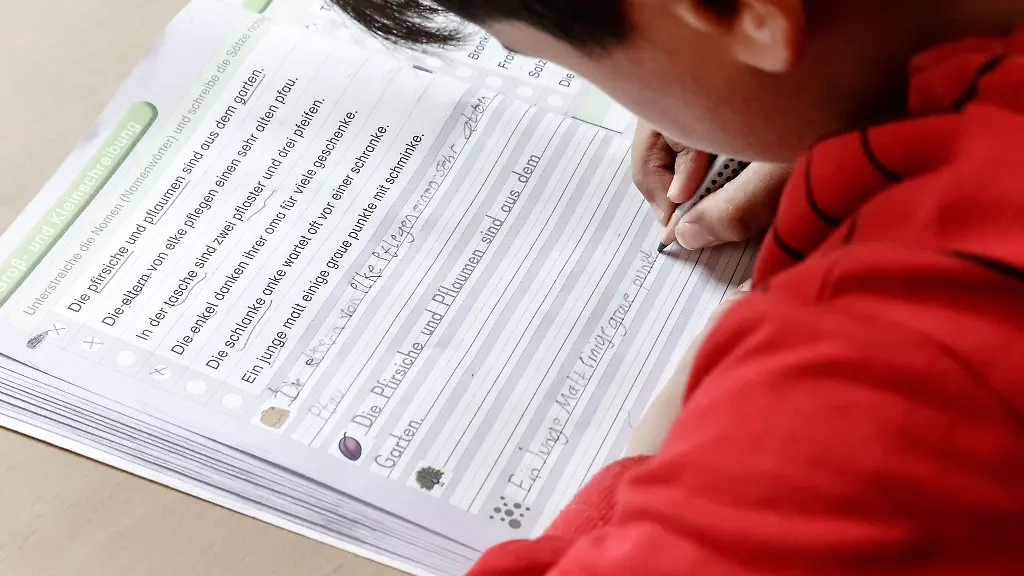 Ein-Drittklaessler-uebt-Deutsch-in-einer-Gruppe-des-Projekts-Hamburger-Lernferien