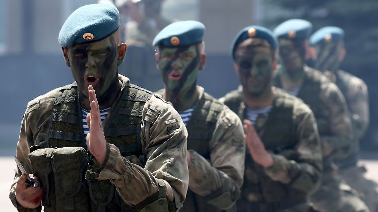 Russische Soldaten bei einer Militärübung.