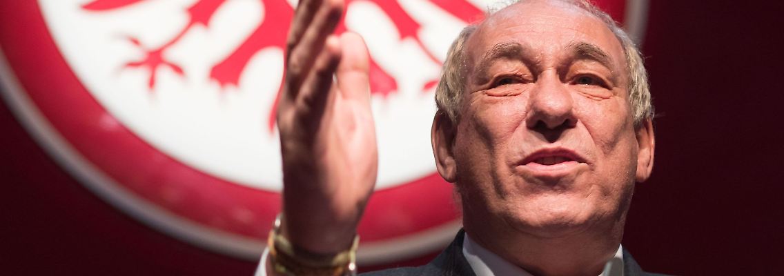 Peter Fischer, Präsident von Eintracht Frankfurt e.V., spricht bei der Mitgliederversammlung.