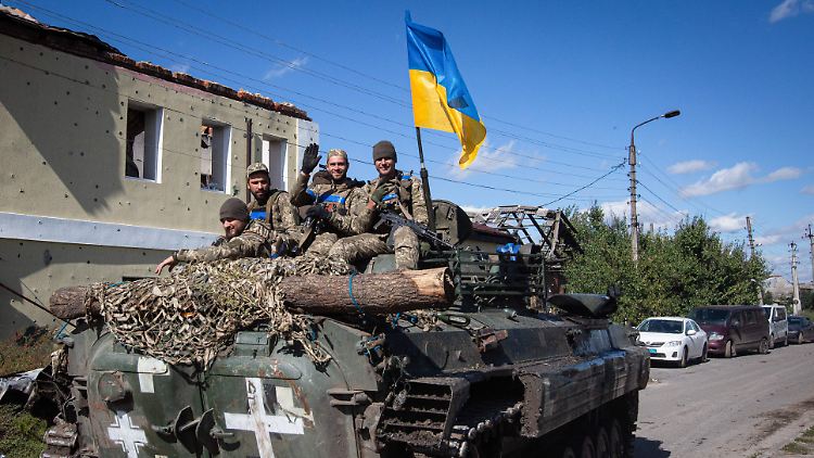 Ukrainische Soldaten nach der Befreiung von Isjum in der Region Charkiw.