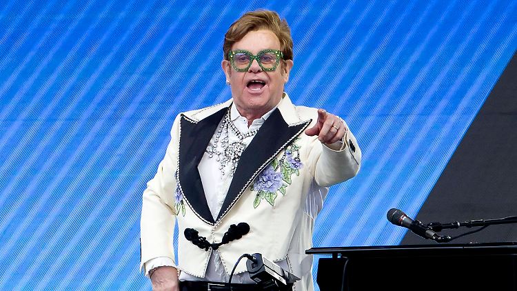 Elton John wurde auf der 2019 veröffentlichten Billboard-Liste der wichtigsten Musiker aller Zeiten als wichtigster Solo-Künstler geführt.