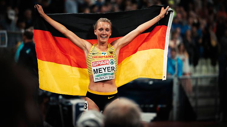 Im Ziel ist Meyer sichtbar gerührt.