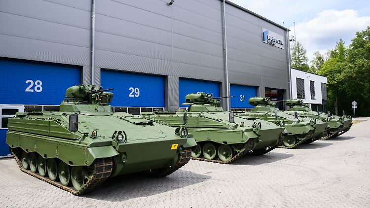 Wieder aufbereitete "Marder"-Schützenpanzer auf dem Gelände des Rheinmetall-Werks Unterlüß. Der FDP-Verteidigungspolitiker Marcus Faber fordert, der Ukraine "Marder" und Transportpanzer vom Typ "Fuchs" zu geben.