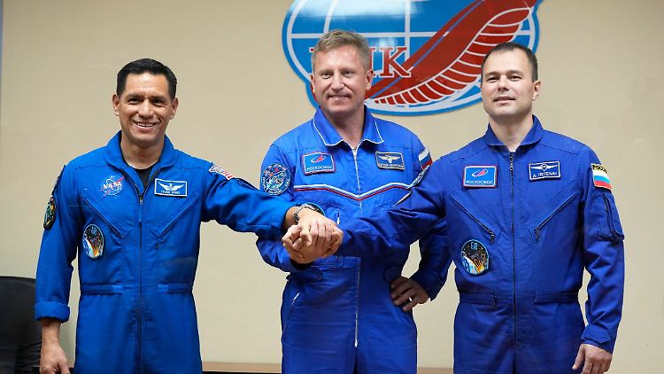 Frank Rubio, Sergej Prokopjew und Dmitri Petelin (v.l.) ergänzen die ISS-Besatzung in Kürze.