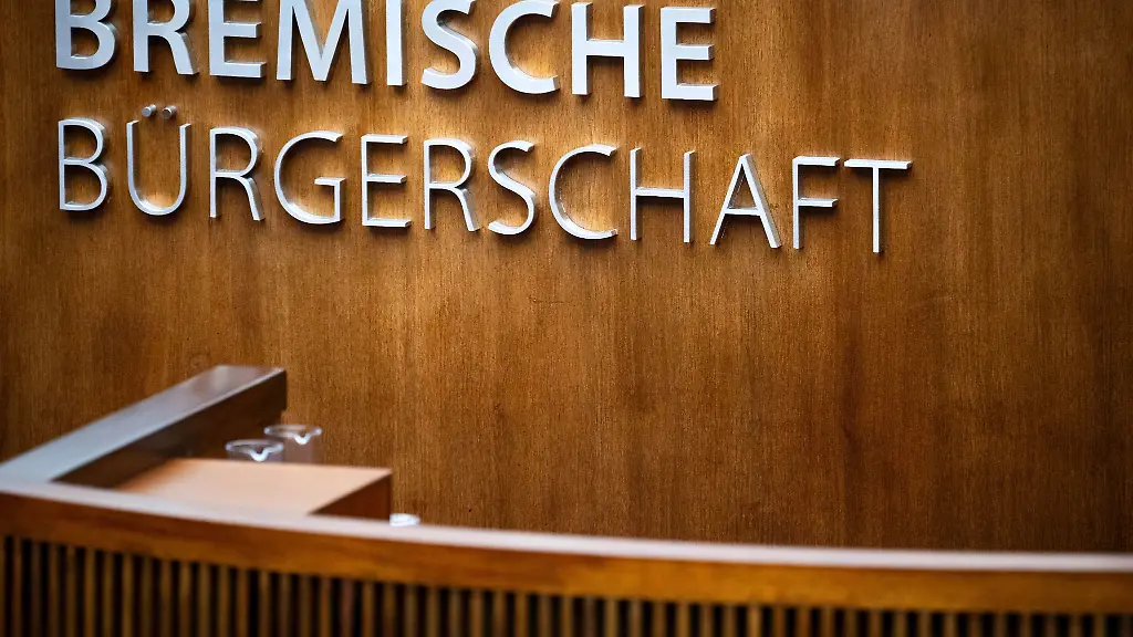 Bremische-Buergerschaft-steht-am-Rednerpult-im-Plenarsaal