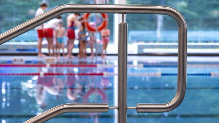 Kinder während eines Schwimmkurses im oberbayerischen Geretsried.