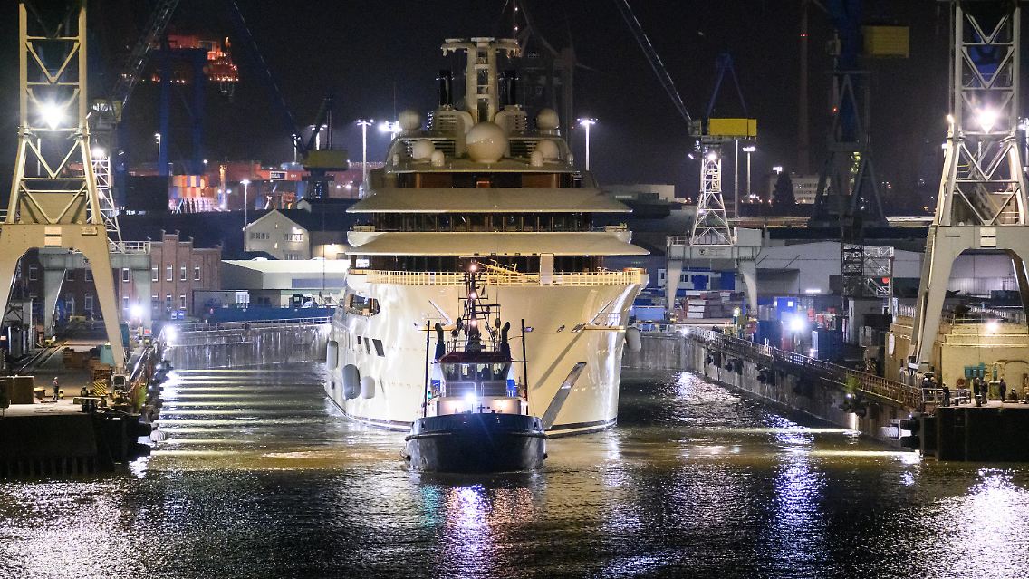 Die "Dilbar" war zuvor im Hamburger Hafen.