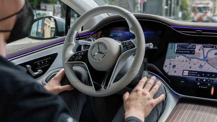 Mit dem Drive Pilot der Mercedes Benz AG können Autofahrer bis 60 km/h automatisiert fahren, bei Staus auf der Autobahn beispielsweise.