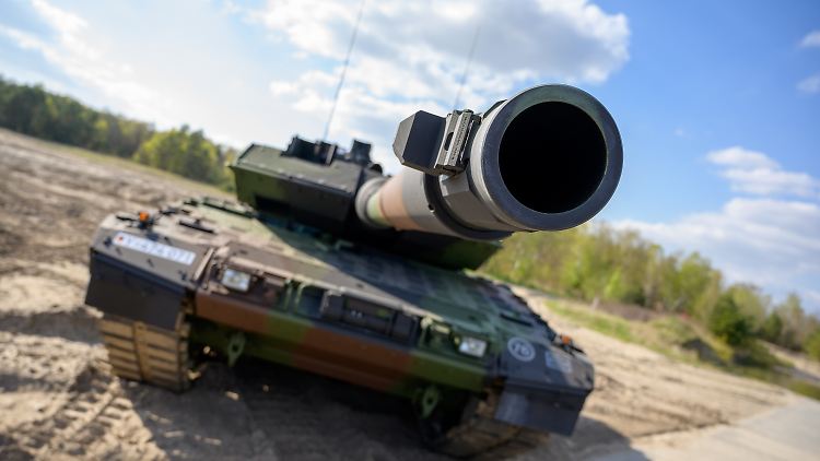 Ein Panzer der Bundeswehr vom Typ Leopard 2 auf einem Übungsplatz.