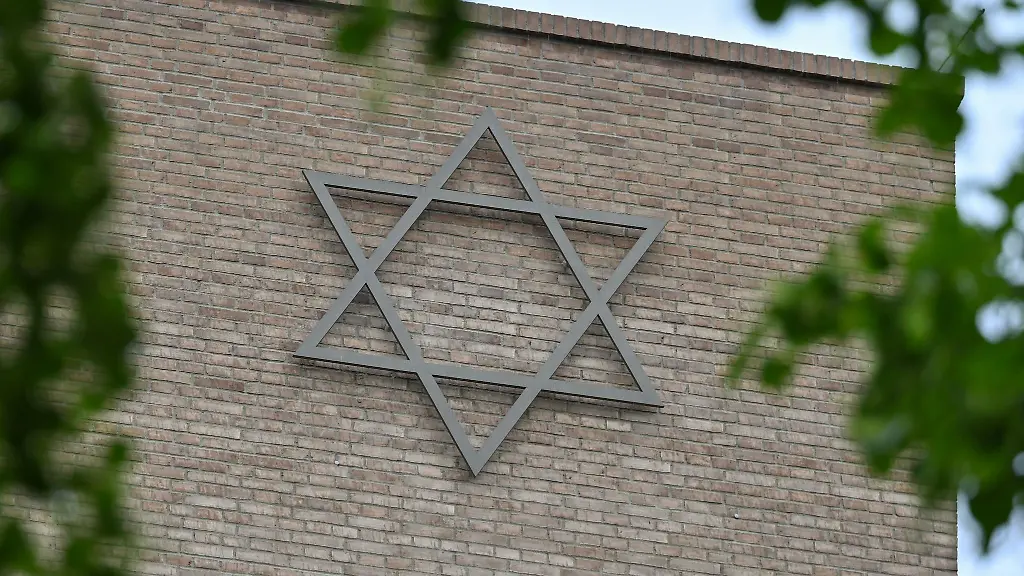Ein-Davidstern-ist-am-Gebaeude-des-neuen-Synagogenzentrums-Potsdam-zu-sehen