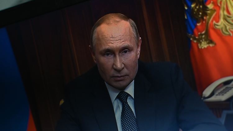 Opfermythos und Imperialismus als "Schicksal unseres Volkes": Putin am Schreibtisch.