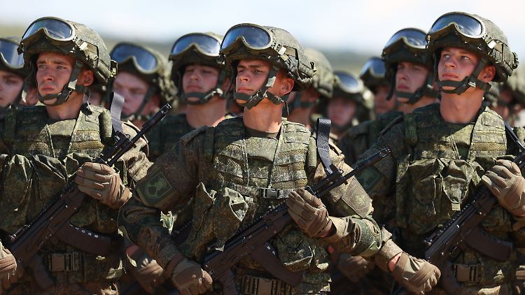 Russische Soldaten bei einem Manöver.