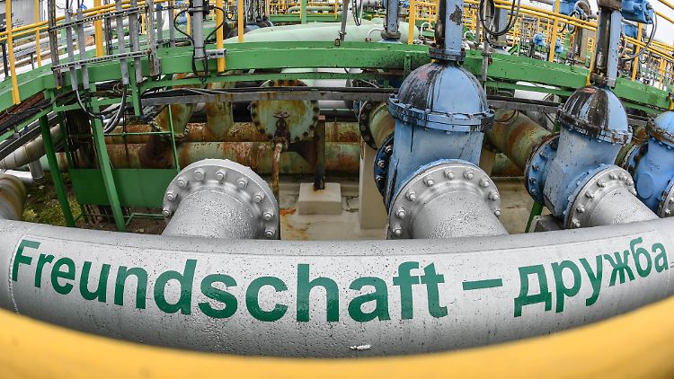 Die Druschba-Pipeline, zu deutsch "Freundschaft", ist eine der größten der Welt. Betrieben wird sie von dem russischen Unternehmen Transneft.