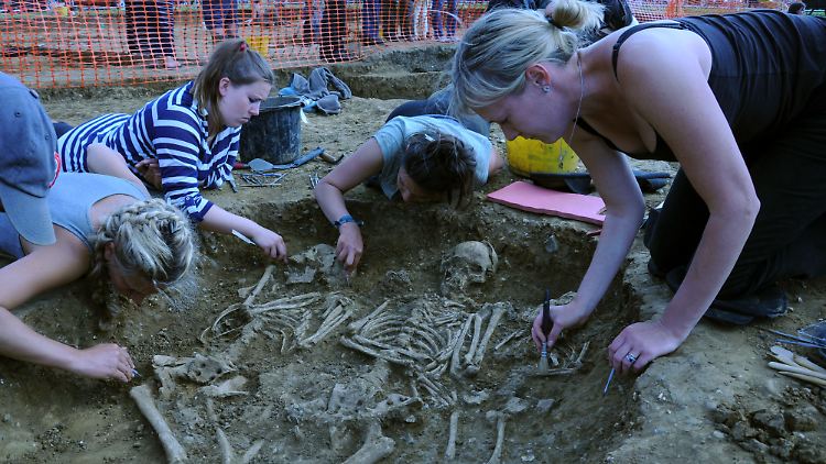 Archäologinnen graben in Oakington, Cambridgeshire die Überreste dreier Frauen aus. Diese waren nicht miteinander verwandt und wiesen jeweils einen unterschiedlichen Anteil an WBI- und CNE-Abstammung auf. (WBI: Western Britain and Ireland, CNE: Continental North European)
