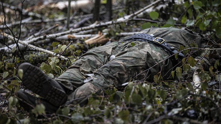 Leiche eines getöteten russischen Soldaten in der Region Charkiw. 